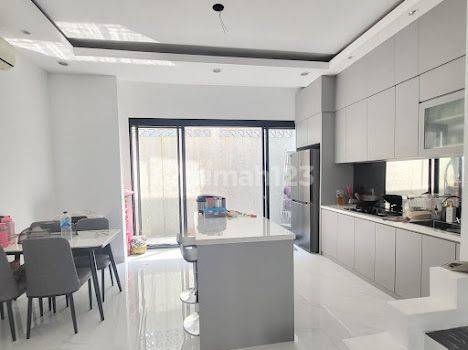 Newton Rumah Full Furnished Renovasi 3 Kt Mewah Cantik Rapi Hadap Selatan Turun Harga Spesial 1