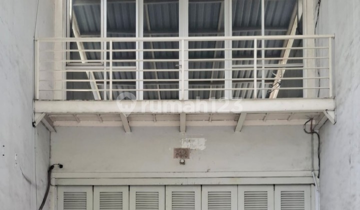 For Sale Fast Shop House in Pluit. Area 5x30m. Semi Furnished For Sale Fast Shop House in Pluit. Area 5x30m. Semi Furnished