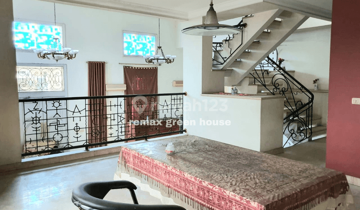 Rumah Hook Model Split Level Di Permata Buana 2