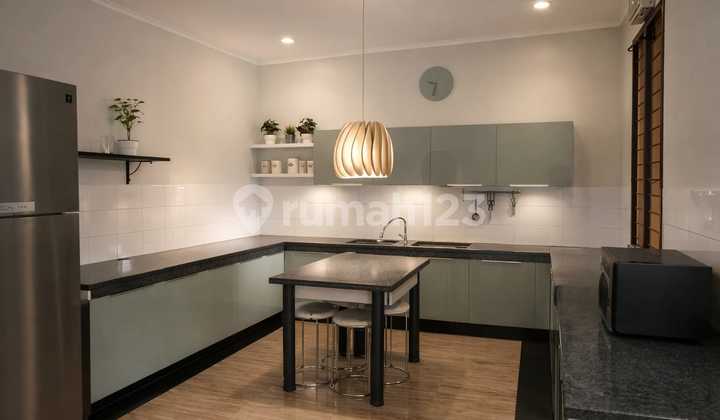 Sell Luxury House in Kebayoran Lama, South Jakarta Sell Luxury House in Kebayoran Lama, South Jakarta