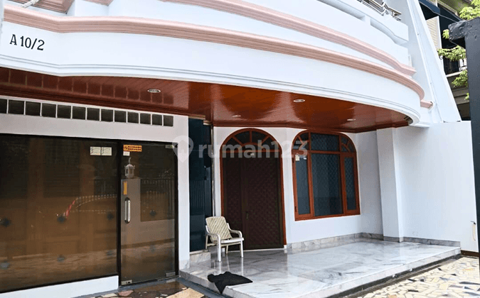 Turun Harga Rumah Mewah 2,5 Lantai di Taman Aries Jakarta Barat 1