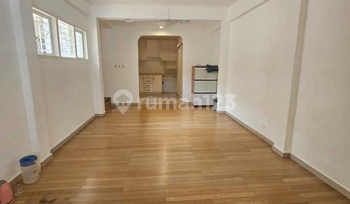 Disewa Rumah Menteng Jl Moh Yamin at Menteng Uk731m² Siap Huni, Jalanan Utama at Jakarta Pusat  2