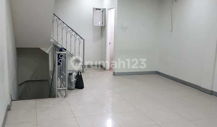 For Sale: Shophouse in Mampang Prapatan Raya, Size 4.5x22m2, South Jakarta For Sale: Shophouse in Mampang Prapatan Raya, Size 4.5x22m2, South Jakarta