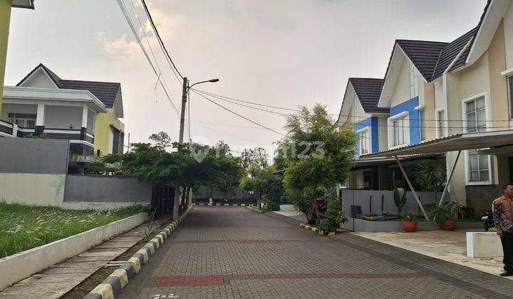 Rumah 2 Lantai Dijual Murah Lokasi Strategis dan nyaman 1