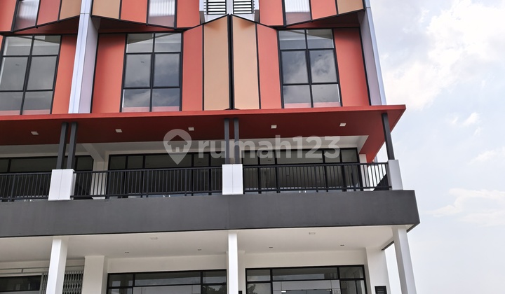Ruko Summarecon Crown, Baru, 3lantai, Strategis, Jalan Utama, Hadap Timur