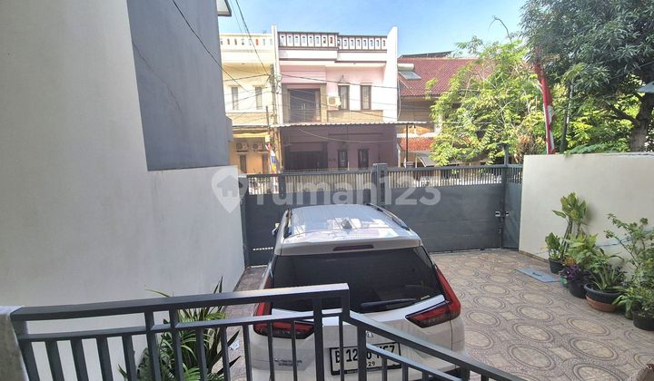 Minimalist 3-Story 7x17 Sunter House