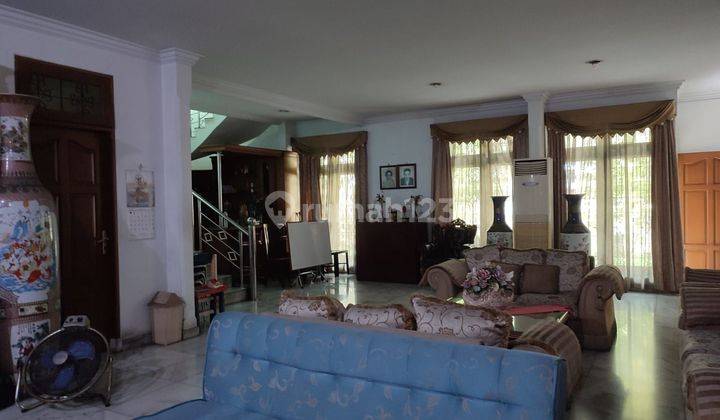 Rumah disunter  hoek. Luas tanah 566m. Bangunan 380m, 2 lantai. Kt 7+ km 7 2