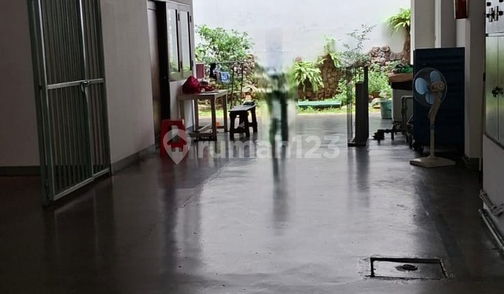 Rumah Strategis di Pinggir Jalan Raya 3 Lantai Jakarta Timur 2