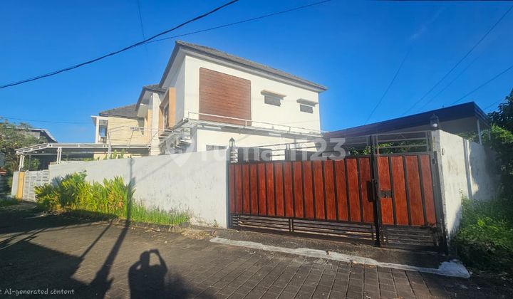 Comfortable and Quiet House with 3 Bedrooms, Spacious Yard in Jimbaran Area