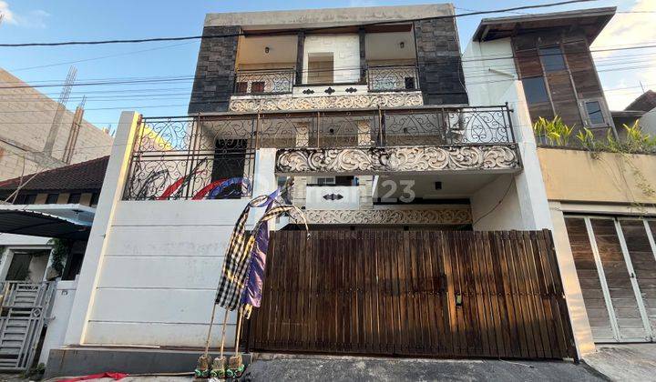 Rumah Nyaman 3 Lantai di Pusat Kota Denbar One Gate System 1
