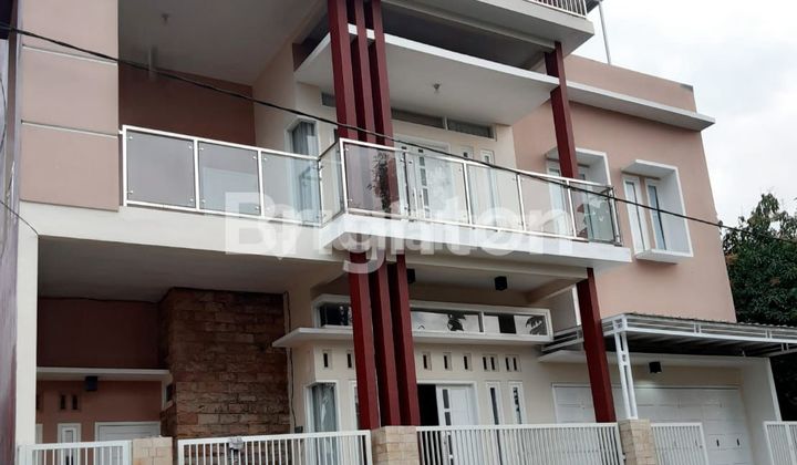Villa House with 4 Floors and Exclusive 360° View in Batu City, East Java