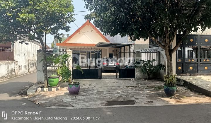 Rumah Dekat Hotel De Boutique Style dan Hotel Ascent (dulu Maxone), Industri Batik Celaket di Jl. J.A. Suprapto II, Samaan, Kec. Klojen, Kota Malang Rumah Dekat Hotel De Boutique Style dan Hotel Ascent (dulu Maxone), Industri Batik Celaket di Jl. J.A. Suprapto II, Samaan, Kec. Klojen, Kota Malang