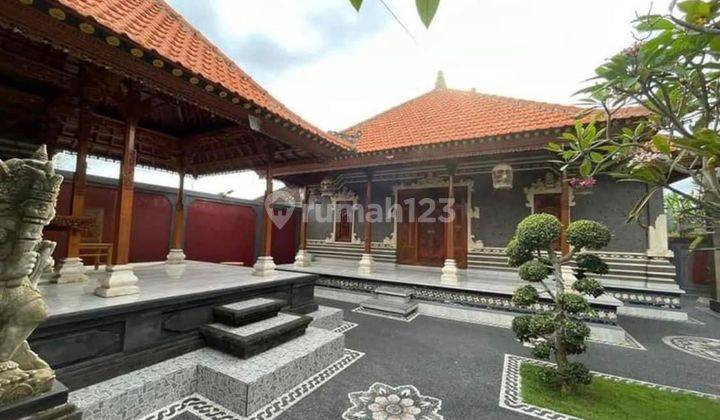 For sale, first floor house with Balinese style concept with typical Balic carvings located on Jl Czechomaria Denpasar  2