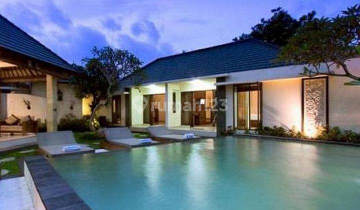 This well presented and maintained, charming villa is located in the heart of Seminyak, walking distance to shops, restaurants and 15 minutes walk to the beach. 1