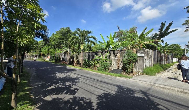 Main Road Land, Bone Wood. Located in a commercial area. Surrounded by a villa environment.