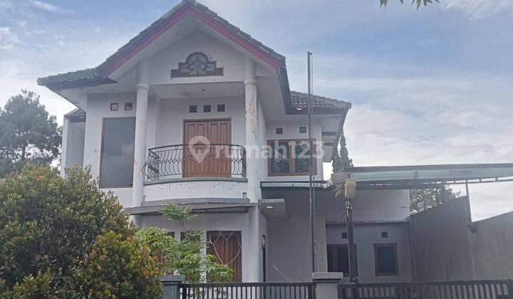 Rumah 2 lantai terawat harga menarik lokasi strategis  1