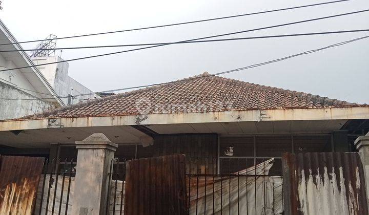 Rumah sederhana satu lantai samping jalan raya di kota Bandung  2