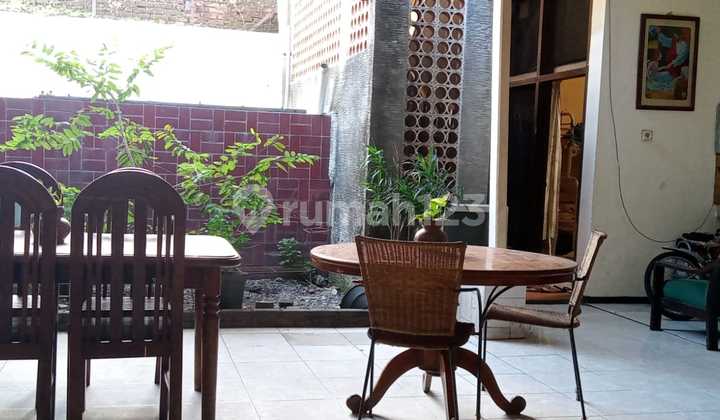 Rumah Lama Bangunan Kokoh Tanah Luas di Kutisari Selatan Surabaya