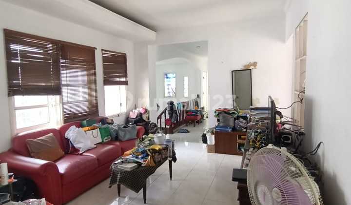 Rumah dengan Halaman Luas Siap Huni di Graha Raya Rumah SHM