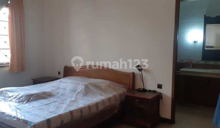 Rumah 2 Lantai Semi Furnished di Perumahan Istana Regency 2