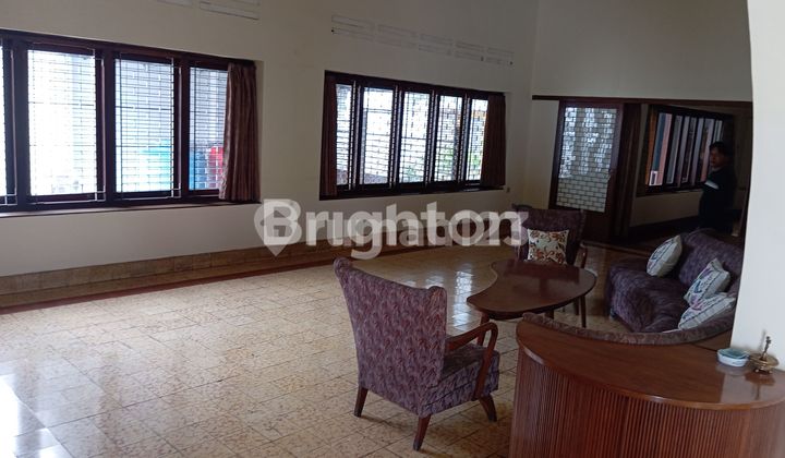 RUMAH KUNO, ANTIK, TERAWAT di JALAN RAYA DR.CIPTO 1