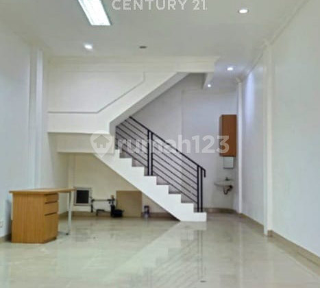 4-Floor Shop House in Strategic Location Duren Tiga, South Jakarta 2