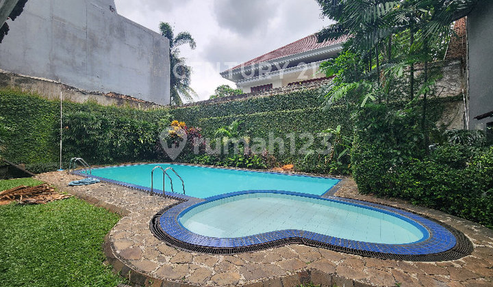 Rumah Lama di Menteng dengan Harga Menarik Banget!!