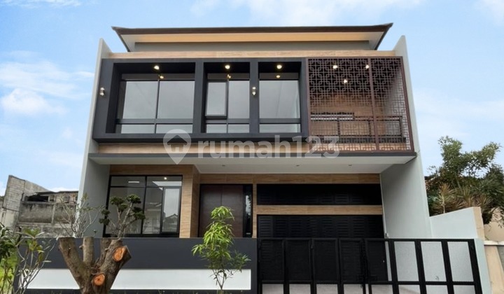 Rumah Mewah Ada Kolam Renang di Mertilang Bintaro