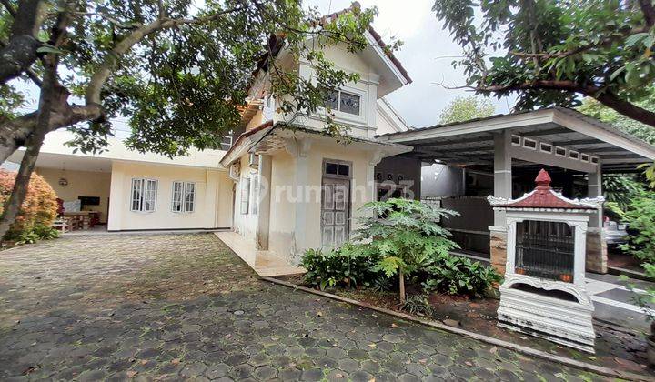 Rumah Huk Dengan Taman Dan Carport Luas Di Cibubur 1