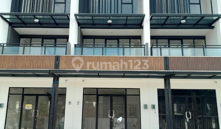 Ruko 3 Lantai Hadap Jalan Kawasan Ramai Hampton Gading Serpong