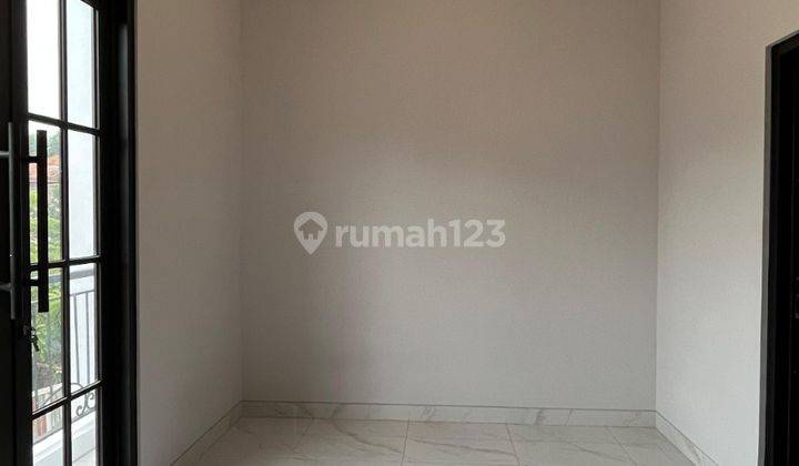 ruang tamu rumah 2 lt under 1m-an