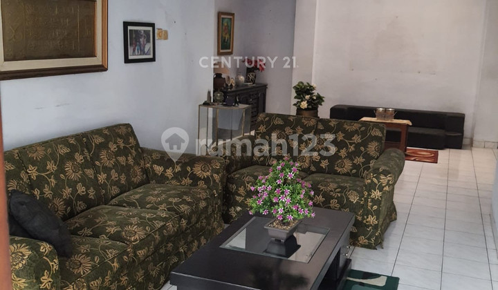 ruang tamu rumah strategis di perum cimanggu