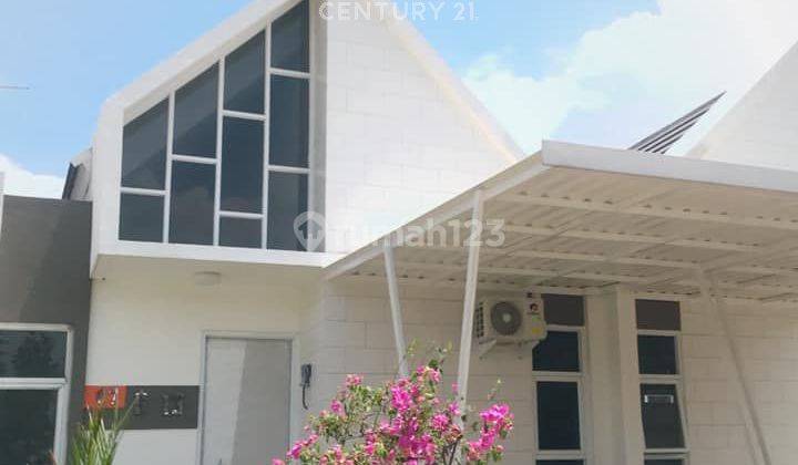 tampak depan rumah cantik dekat tol di