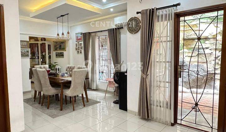 ruang makan rumah strategis di puri sriwedari