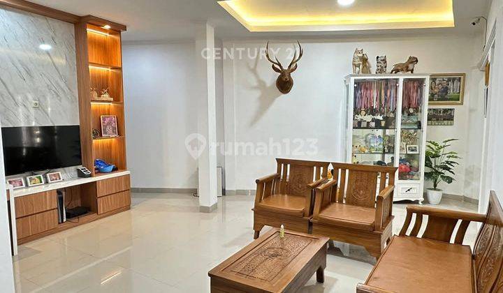 ruang tamu rumah strategis di puri sriwedari