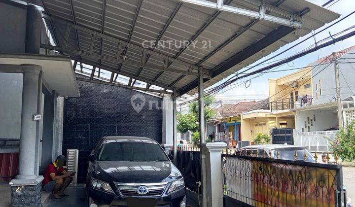tampak depan rumah strategis di perumahan jatijajar