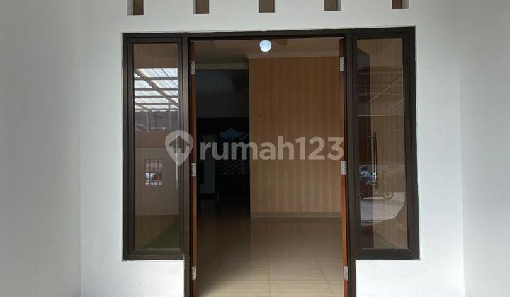 Ready-to-Occupy House by the Roadside, Suitable for Business Location in BSD Nusaloka 2