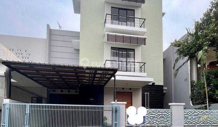 Dijual Rumah Rumah Siap Huni 3 Lantai Semi Furnish  Di Puspita Loka Bsd 1