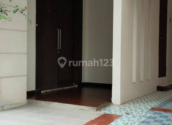 Disewakan Rumah 2 Lantai Semifurnish 4 Kamar Tidur  Di Anggrek Loka Bsd 2