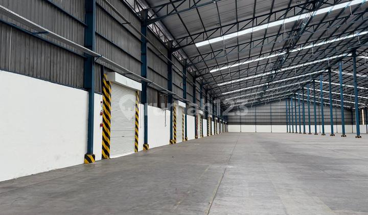 Warehouse for Rent in Cakung with Good Loading Dock, Rarely Available