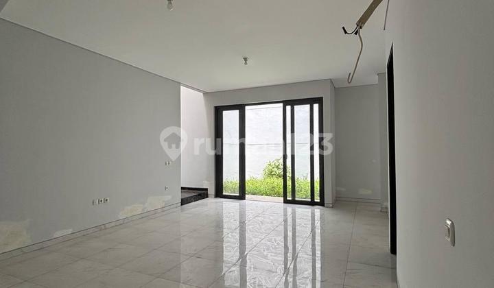 Rumah 2 Lantai Baru SHM di Gayungsari Siap Huni  2