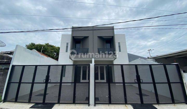 Rumah 2 Lantai Baru SHM di Mulyosari Tengah Minimalis Siap Huni  1