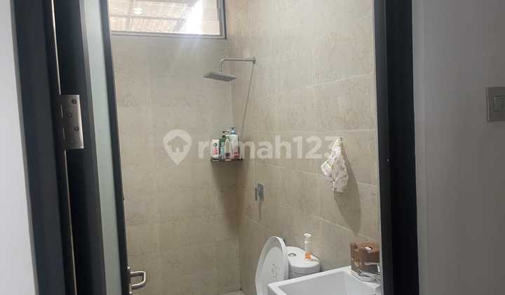 Rumah 2 Lantai Bagus Furnished SHM di Tenggilis Mejoyo Selatan 2