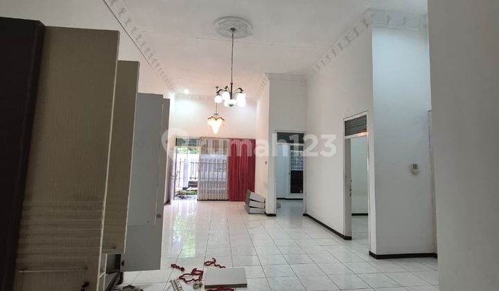 Ready-to-Live House with Minimal Renovation and SHM in Dharmahusada Indah