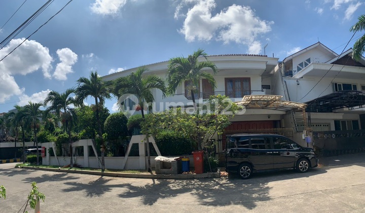 Sunter Bisma Hoek Street House.