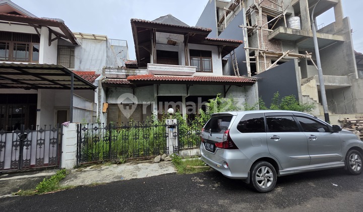 Old House in Griya Inti Sentosa Hdp Timur