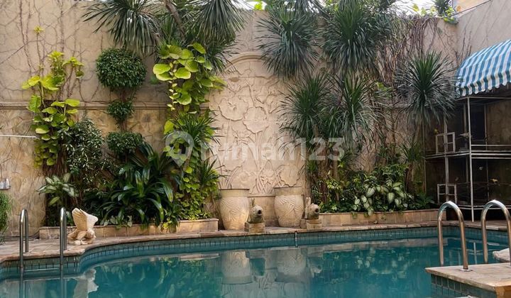 Rumah Mewah Klasik di Simpruk Golf