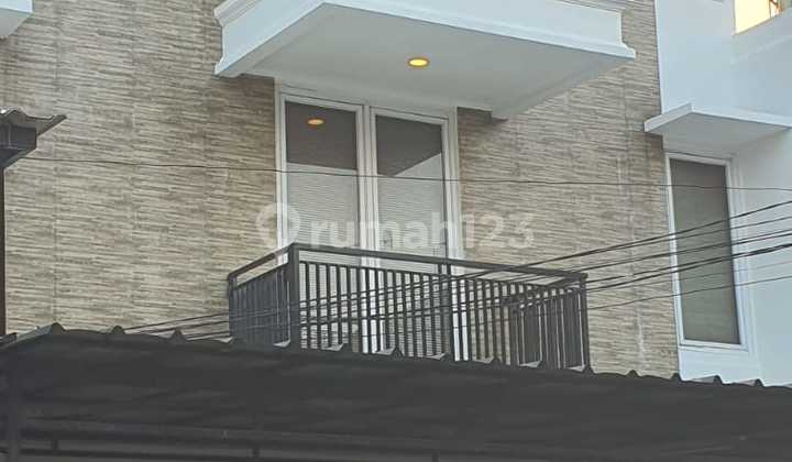 Nice 3-story house in Kelapa Gading complex.