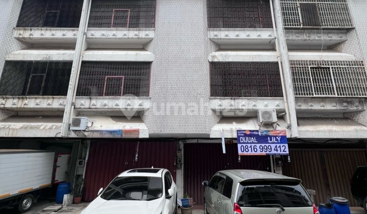 Karang Anyar Permai Shophouse, old, 110m² Land Area. Karang Anyar Permai Shophouse, old, 110m² Land Area.