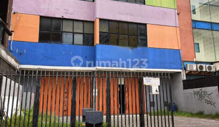 3-Storey Linked Shophouse in Matraman Proklamasi, East Jakarta